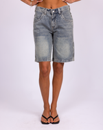 Billie Low Rise Carpenter Jort
